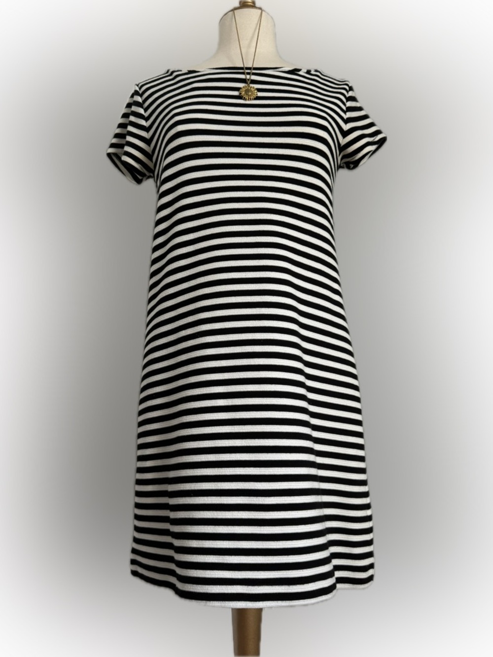 Gap back & white dress! - Picture 3 of 13